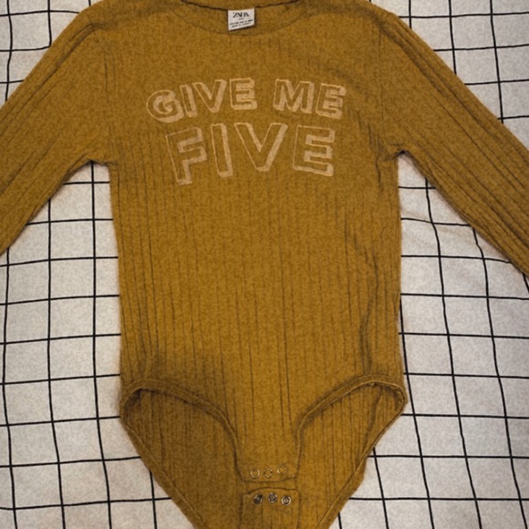 yellow body suit (with 'give me five' imprint) - Picture 2 of 2